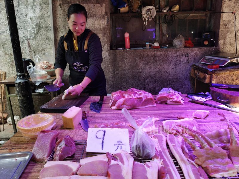 “快吃不起青菜了”？在柳州菜市，部分青菜比猪肉还贵几块钱