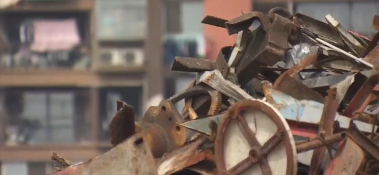 开兴路上“伐开心”，周边居民：八年投诉无果！半夜被吓醒，窗都开不了