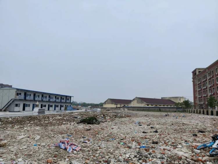 开兴路上“伐开心”，周边居民：八年投诉无果！半夜被吓醒，窗都开不了