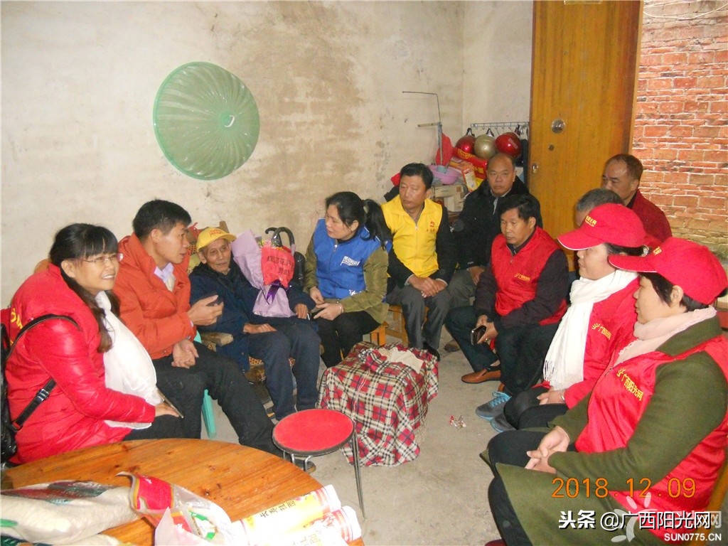 爱心志愿者给老人过集体生日,志愿者为103岁抗战老兵庆生