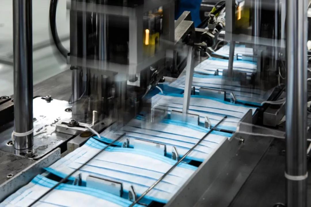 央视新闻联播比亚迪口罩,五菱口罩上央视新闻联播