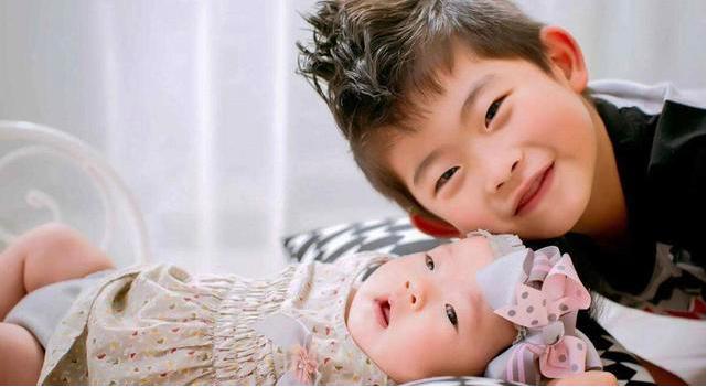 “最黑国产宝宝”火了，被爸爸COS包青天，网友：太会玩了