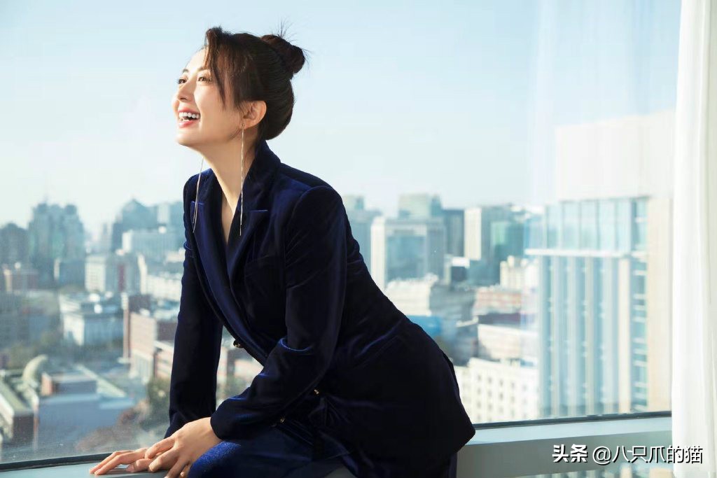 杨童舒穿白色西装 (杨童舒穿绿色西装)