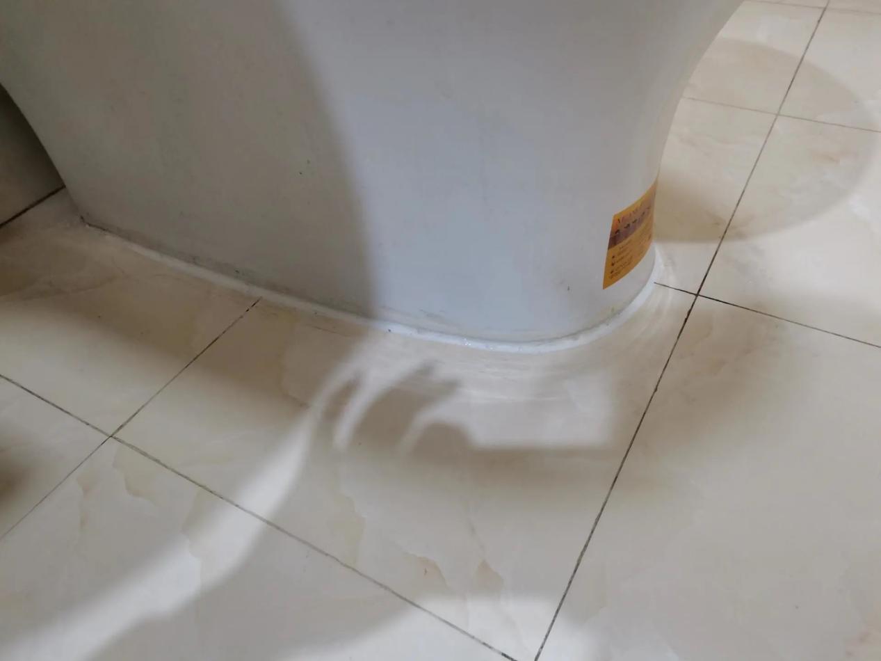 马桶底部一圈经常发霉发黑？试试老师傅教我的5个办法，烦恼消散