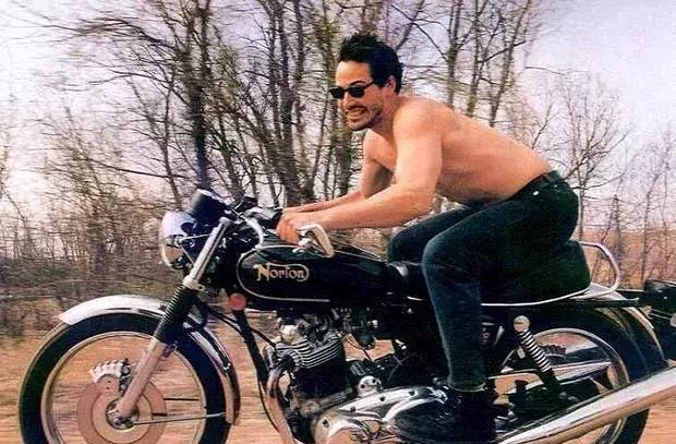 这个男人爱狗如命，颜值可以甩小李子几条街，你不知道的是......