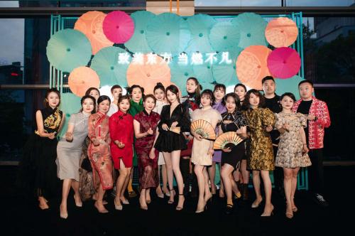 艾优控股四周年,艾优控股集团