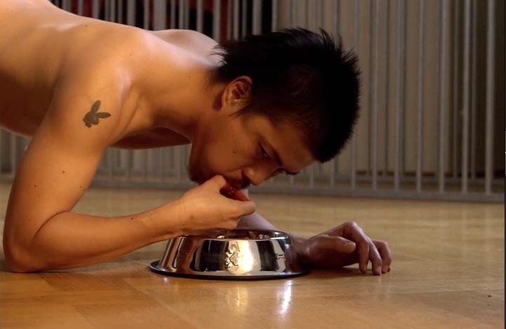 《人体蜈蚣系列》：从全彩到黑白默片重口味背后的荒诞剧情