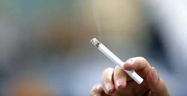 喝水吃饭总被呛？别大意，有可能是身体发出的“报警”信号