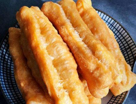 怎样炸油条又软又蓬松国宴油条,炸油条的技巧和配方酥脆