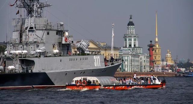 捡了大便宜！俄舰与货船相撞，舰艏红星掉落，竟成货船水手战利品