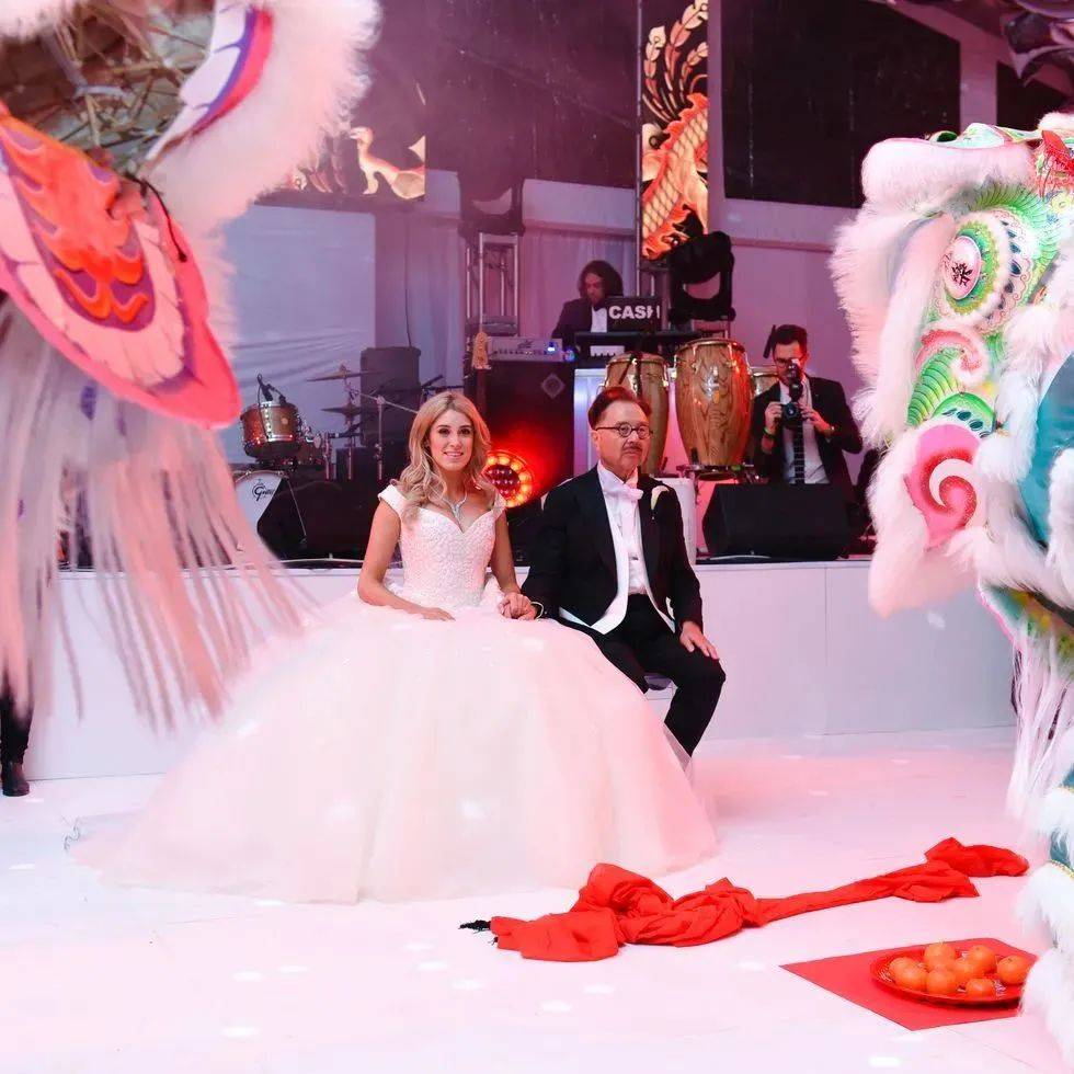 这个华人在美国被称作华人食神,80岁喜得子,老婆是美女还是硕士