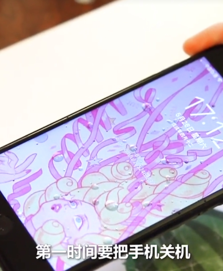 生活小妙招：手机掉进水里，这样做迅速除湿，保证手机完好无损！