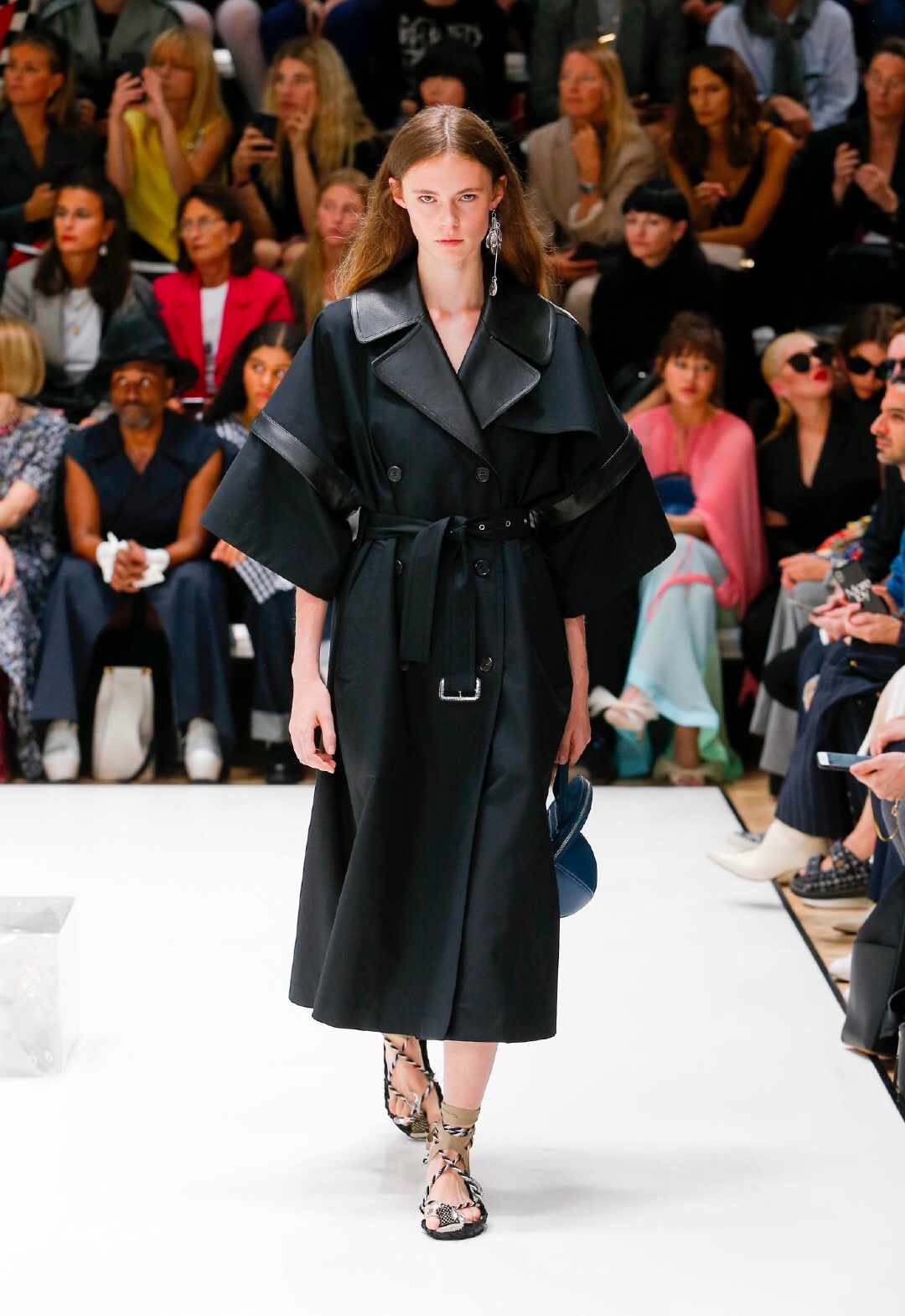 完美通勤穿搭｜18个性冷淡风极简主义品牌