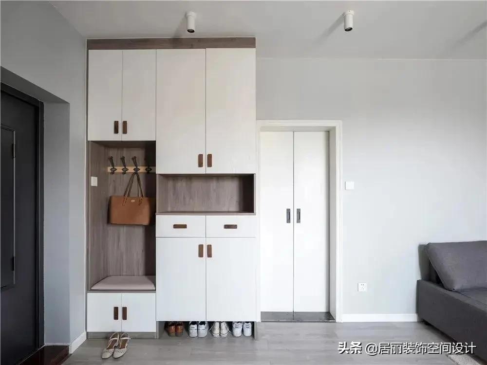 进门鞋柜设计图2022款现代风玄关,一进门就是客厅和餐厅玄关鞋柜