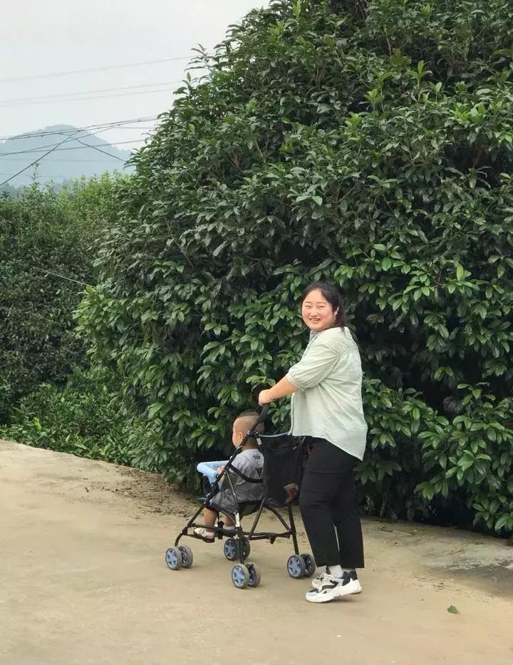 女生高空坠物砸伤,被高空坠物砸倒的女孩怎么样了