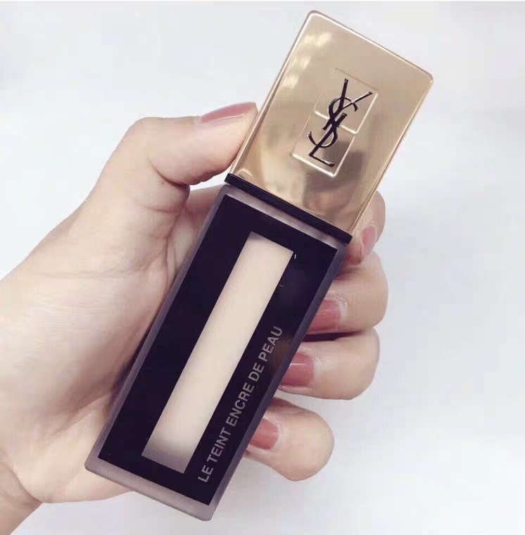 化妆必不可少的是粉底液,化妆一分钟就能出门