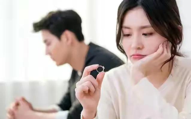 结婚8年，丈夫总给前女友儿子买礼物，妻子发怒，丈夫：你管不着