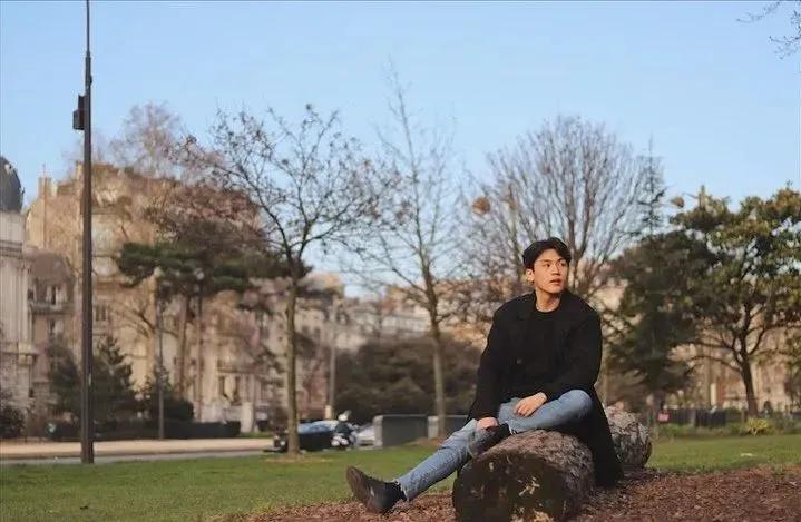 拍照姿势大全男生对镜子超清,男生在花海怎么拍照姿势好看