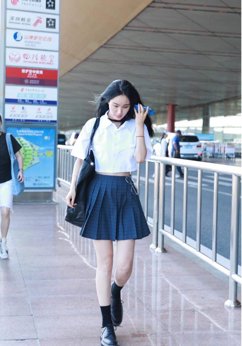 李菲儿休闲造型,李菲儿一身黑白穿搭清新时尚