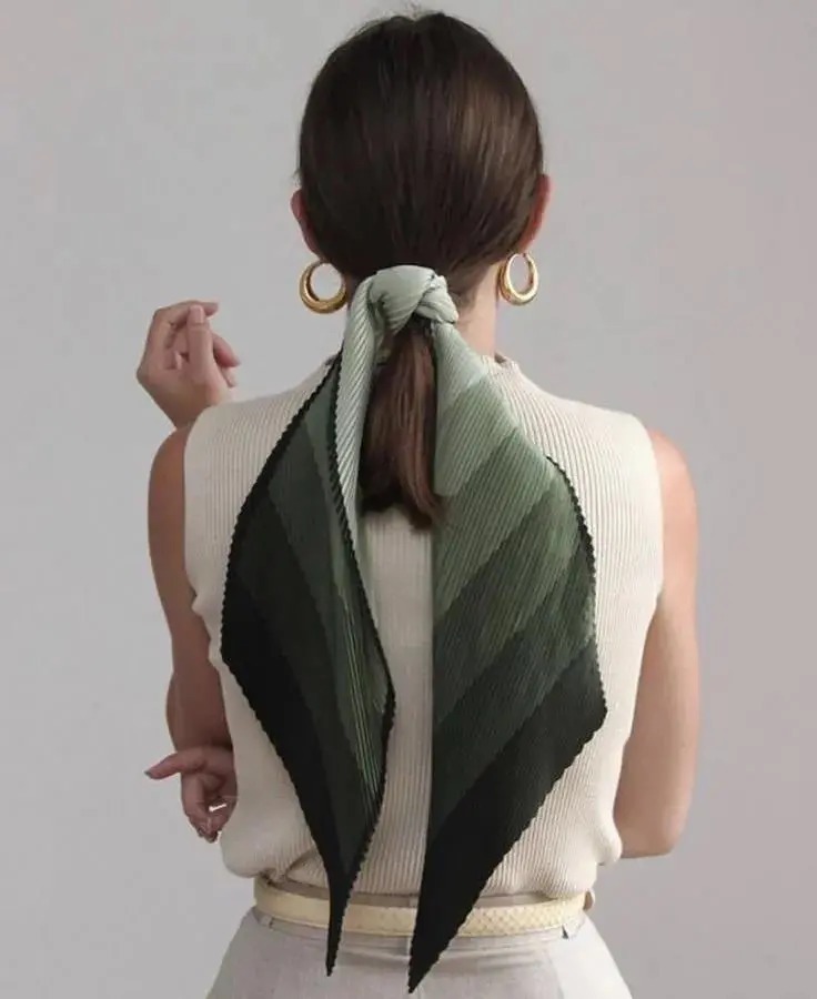 丝巾有什么时髦的使用方法,夏天系丝巾怎样发朋友圈