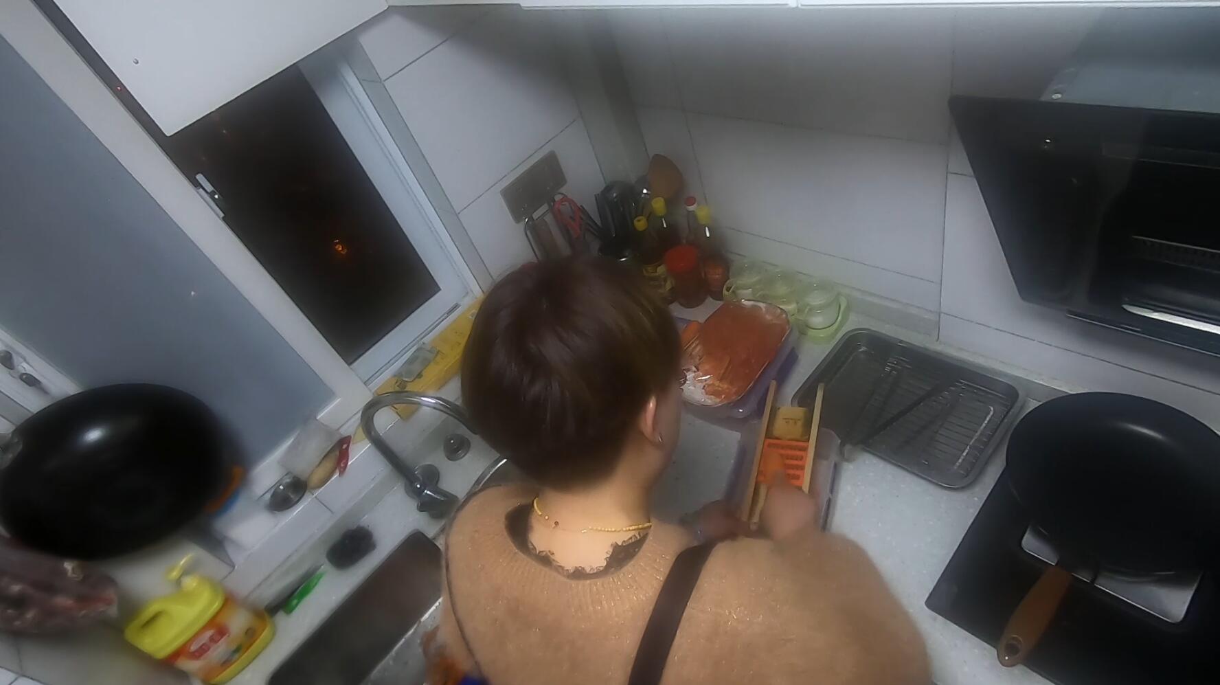 拼命比男人狠!为还清20万外债,28岁姑娘凌晨3点起床挣钱