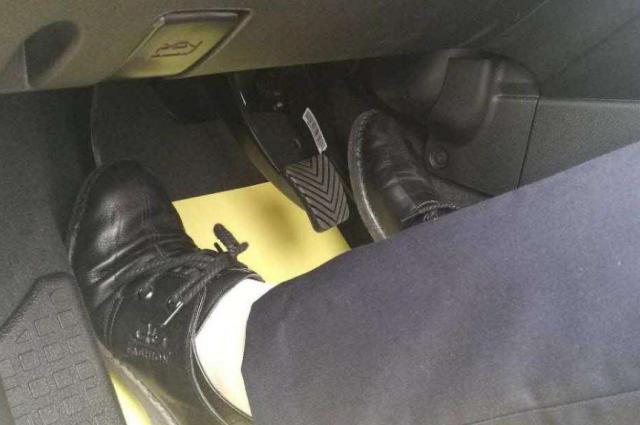 老是踩错油门怎么办,刹车与油门踩错的问题容易解决