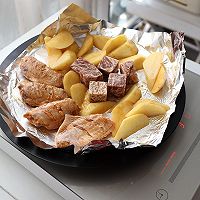 在家里吃烤鸡视频,土豆片孜然烤鸡翅