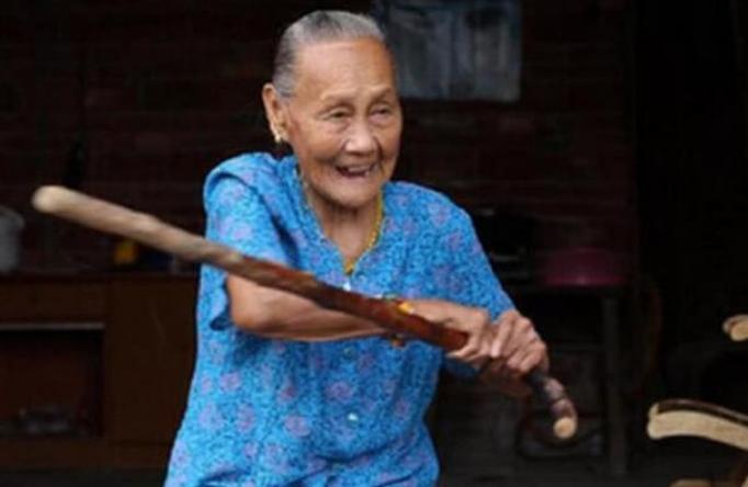 河南农妇去医院就诊,无意间露出胳膊,警察前来才知其身份不简单