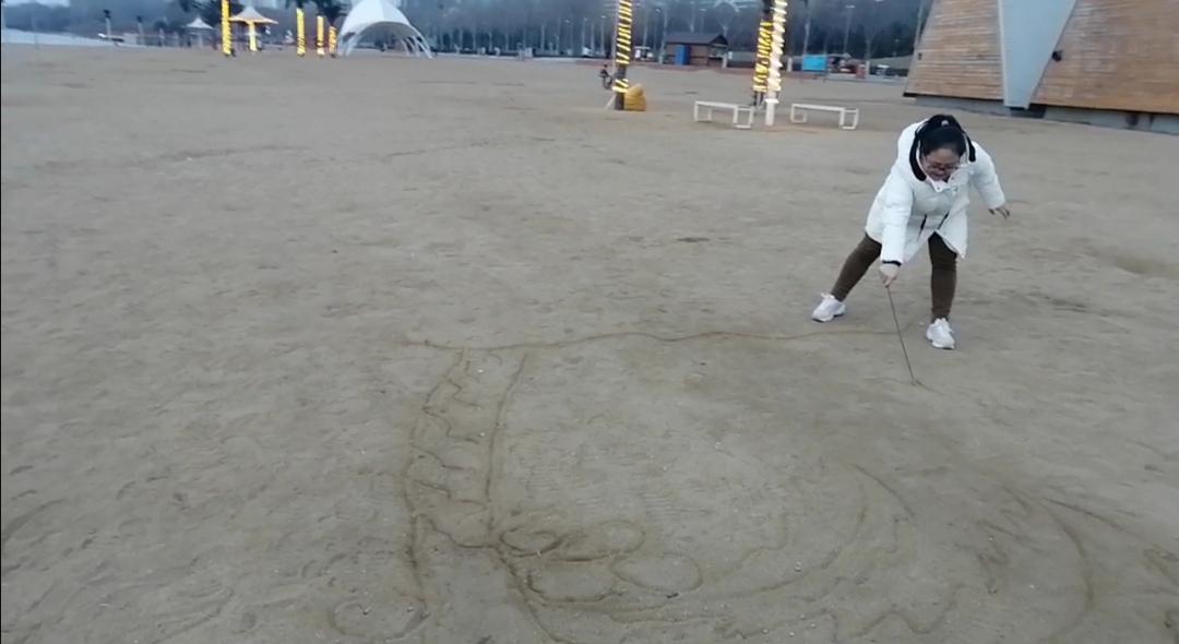 简单简笔画沙滩上的童话风景画,用铅笔和水彩笔画一幅海边风景画