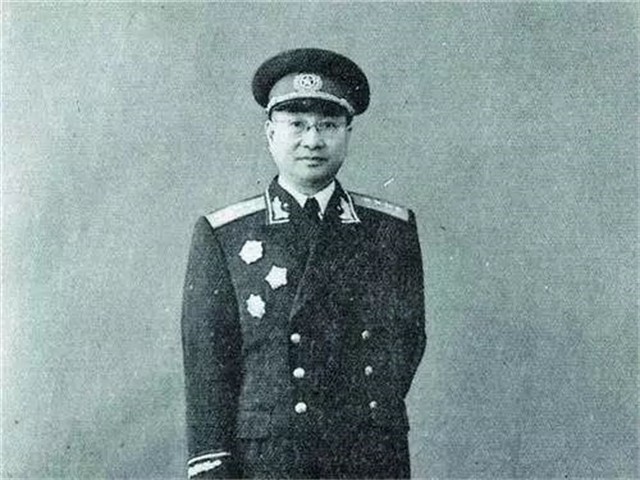 1961年陈赓在上海病逝，郭化若闻讯立即赶到上海：*长首**，我来迟了