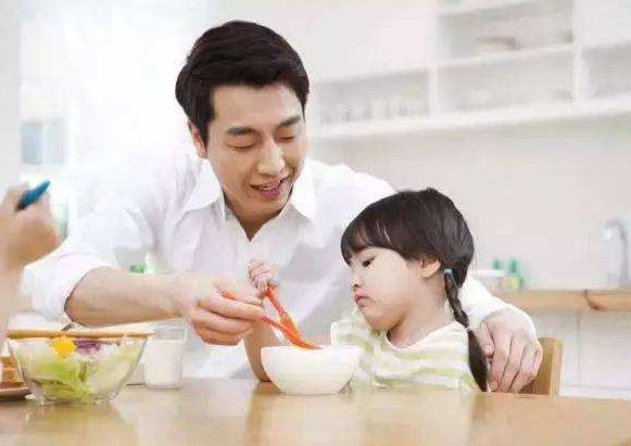 嫌弃宝宝自己吃饭脏就喂饭,嫌弃宝宝吃得多是妈妈有问题