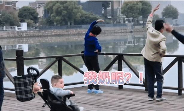 萌娃被奶奶带进“3D环绕”，内心：好家伙，给我整进盘丝洞了？