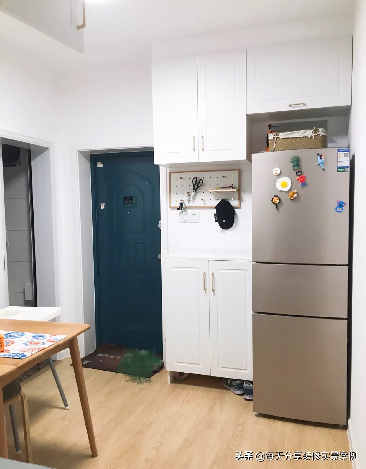 一进门就是餐厅和客厅鞋柜装修图,进门餐厅客厅鞋柜隔离柜一体设计