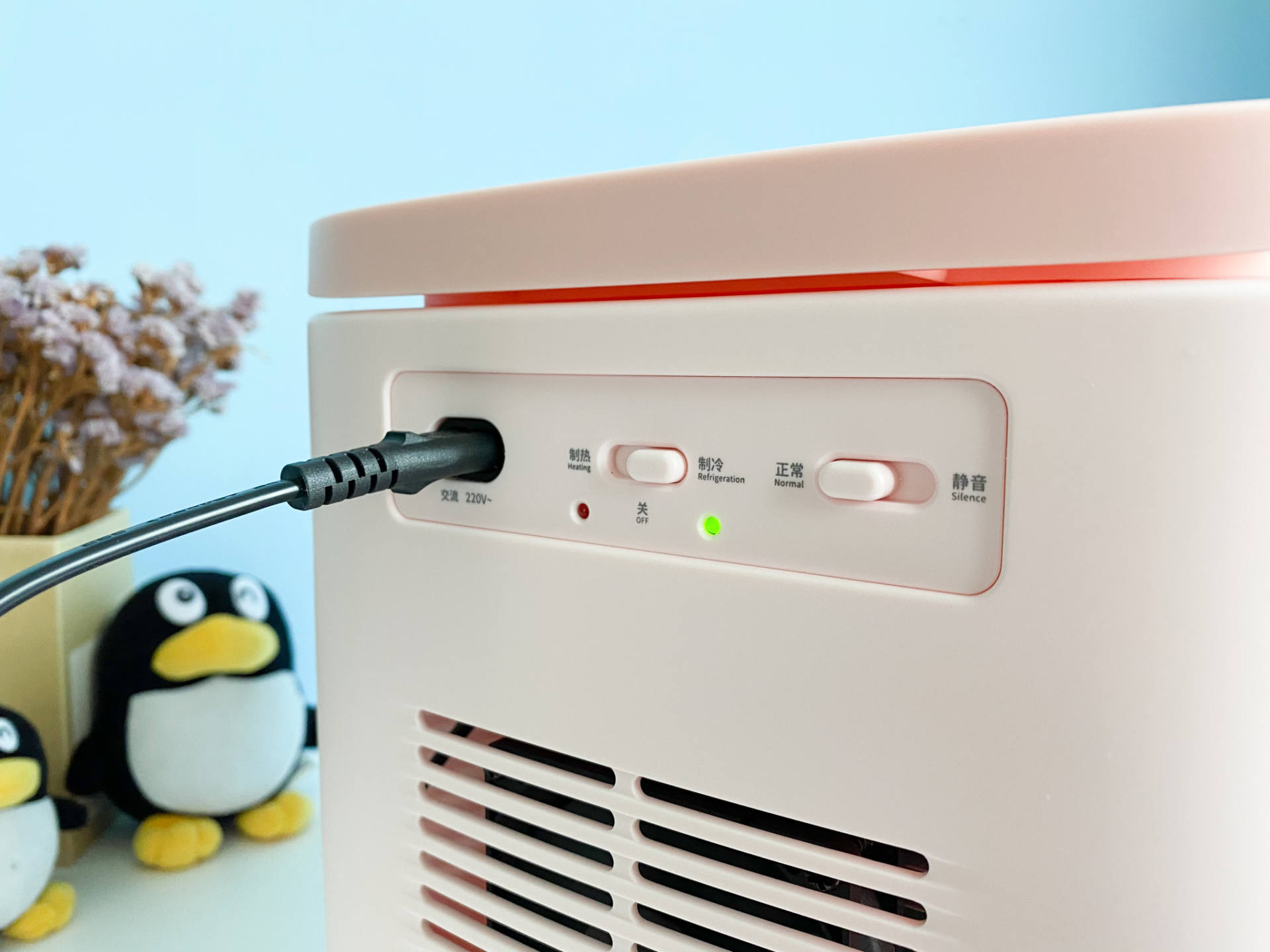 想要上班时随时喝上冷热饮?试试这款可放在桌面的小冰箱