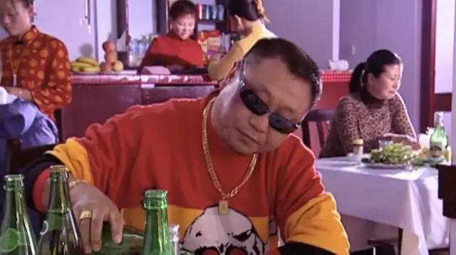 被嘲笑、被看不起的小人物，其实他背负着中国人身上浓浓的人情味