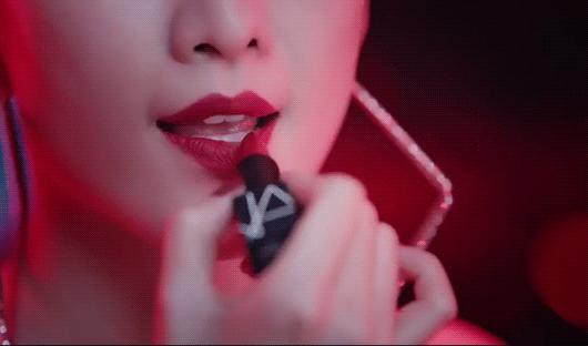 李佳琦omg这个产品也太好用了吧,李佳琦被称为美妆界的代名词