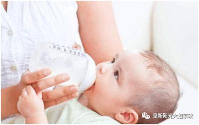 阳光大姐母婴护理婴儿洗澡,阳光呵护奶粉为什么小孩不喜欢吃