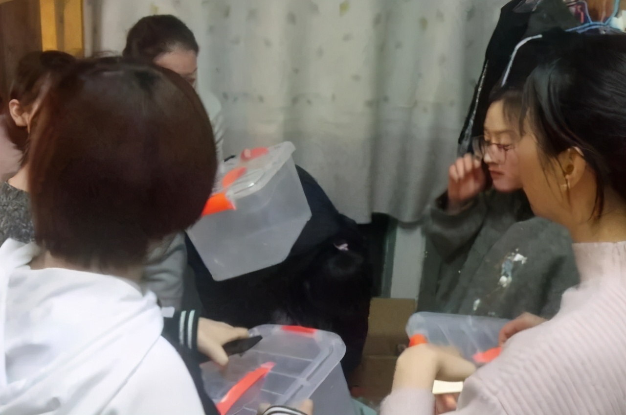 大学生花式贴语，专治“宿舍推销”，学姐：内有恶犬，推门就打