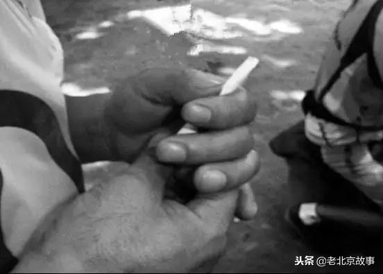 老板来瓶七块的啤酒,老板来盒红色的烟