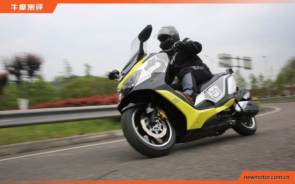油箱17升续航可达400公里,最佳国产踏板摩旅车