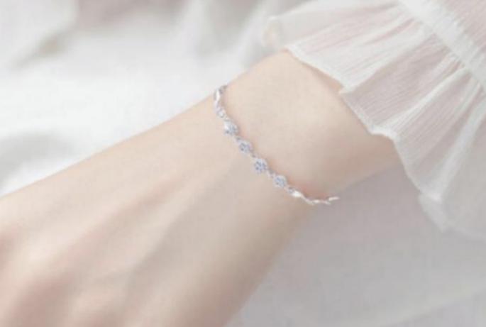 七夕送女生礼物推荐最有意义,七夕礼物送女朋友什么比较实用