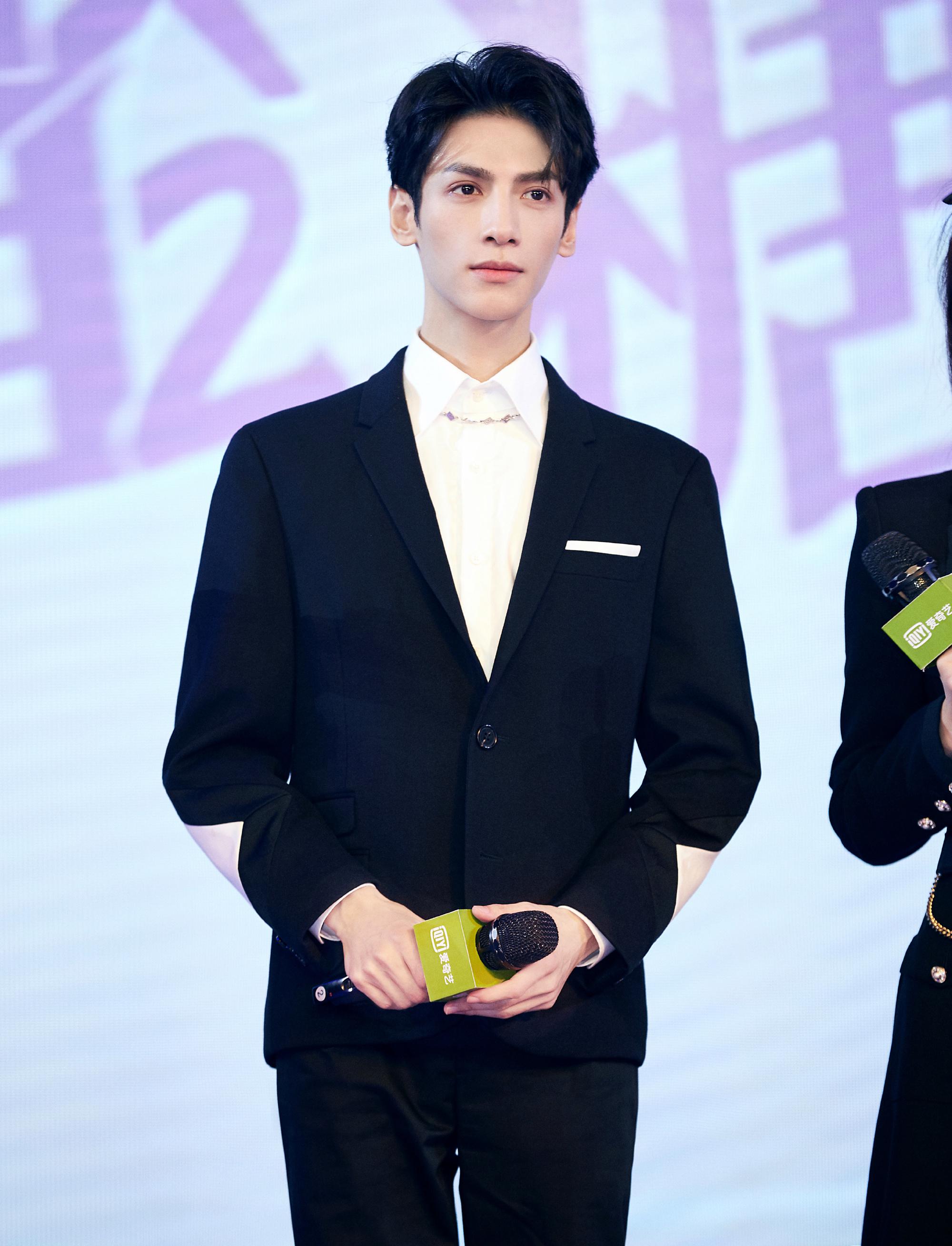 罗云熙何以笙箫默穿西装,罗云熙白衣现代古风西装