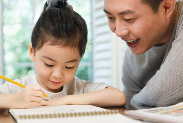 为啥中国孩子“多叛逆”？养育孩子的过程，父母多缺乏“读懂感”