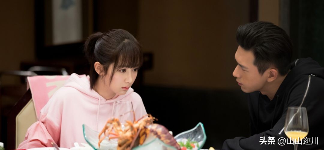 跟高冷女孩子聊天怎么找话题,遇到高冷女生怎么幽默