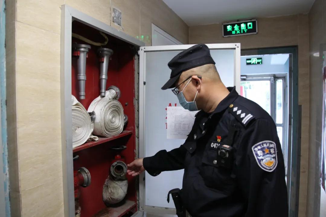 民警在岗位上祝福祖国繁荣昌盛,祝福祖国的守护者平安快乐