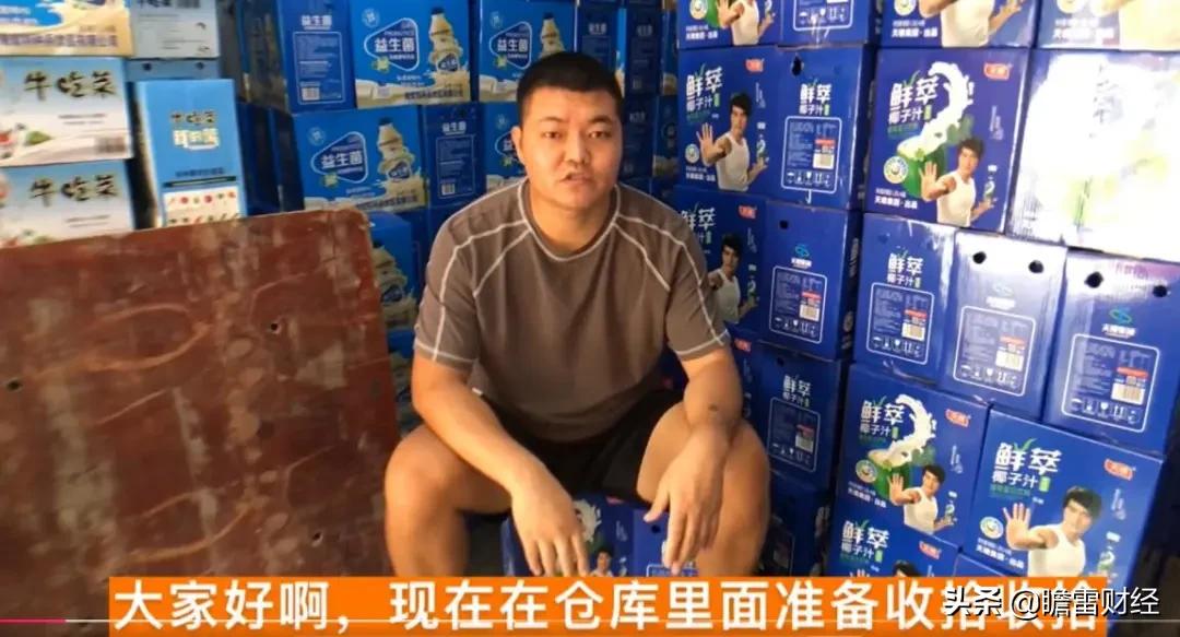 一个人一辆车拉货,一个人一辆小厢货创业