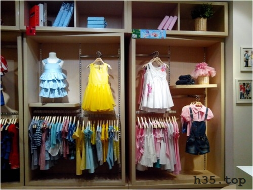 最新童装店双门头装修效果图,童装店怎么装修才有顾客