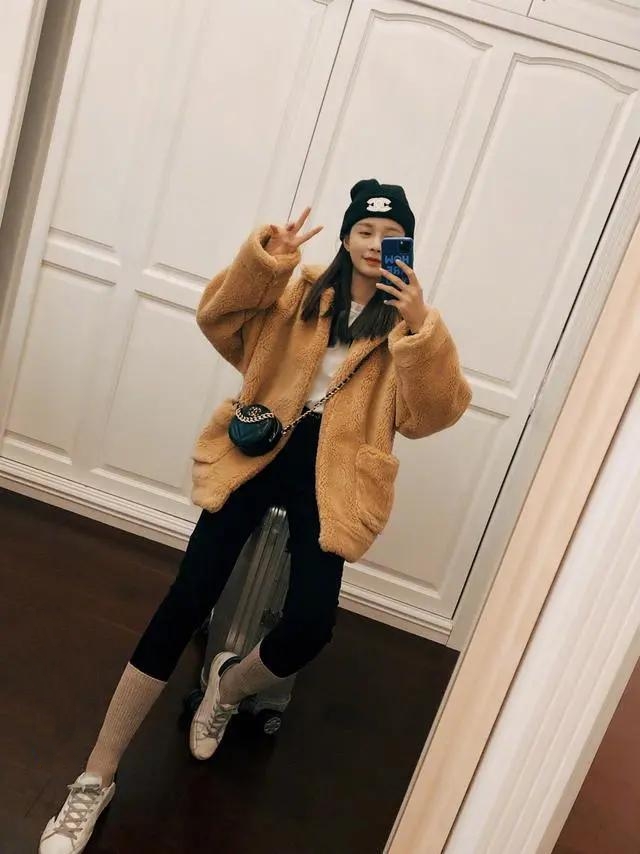 今年流行的袜子穿法大全,今年流行袜子套裤子的穿法