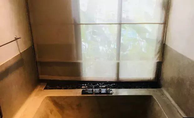 一楼邻居做下沉式浴缸，头回见卫生间也宽敞了，物业：这是偷面积