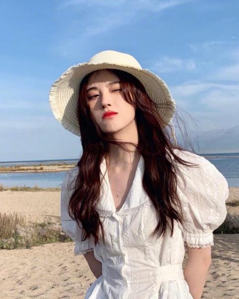 鞠婧祎露渣渣上衣造型,鞠婧祎简直是可爱到了极点的那种